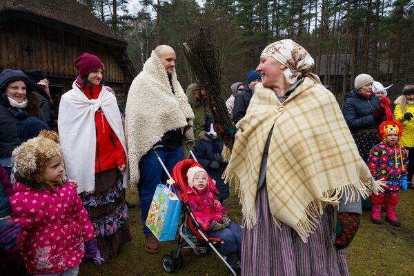 В Риге отметили латышский народный праздник Метени, проводы зимы и встречу весны. - Sputnik Латвия