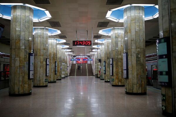 Пассажиры на пустынном вокзале в Пекине - Sputnik Латвия
