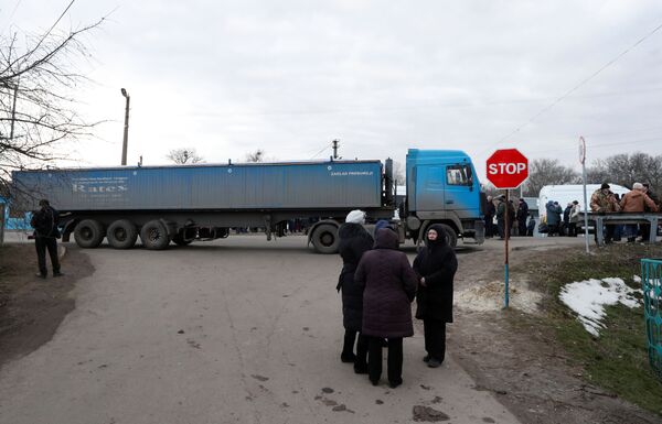 Protestētāju un policijas sadursmes Poltavas apgabalā, kur tika izvietoti no Ķīnas evakuētie cilvēki. - Sputnik Latvija