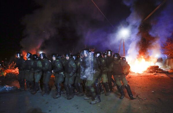 Protestētāju un policijas sadursmes Poltavas apgabalā, kur tika izvietoti no Ķīnas evakuētie cilvēki. - Sputnik Latvija