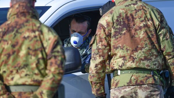 Солдаты итальянской армии проверяют документы у водителя - Sputnik Латвия