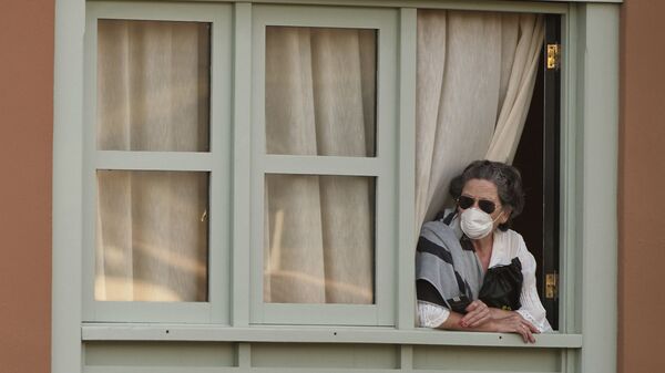 Женщина смотрит из окна Costa Adeje Palace hotel на Тенерифе - Sputnik Latvija