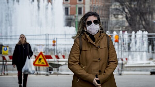 Женщина в медицинской маске в центре Милана - Sputnik Latvija