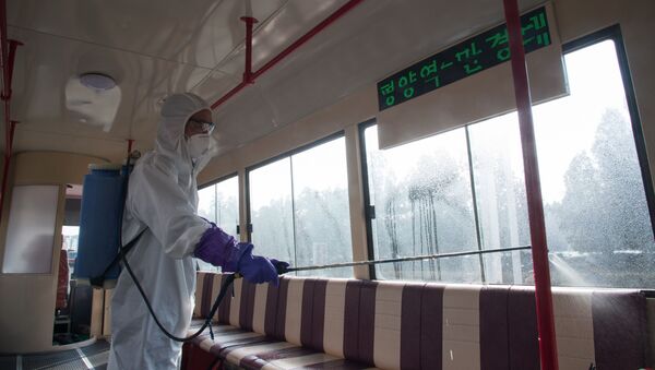 Дезинфекция трамвая против распространения коронавируса в Пхеньяне - Sputnik Latvija