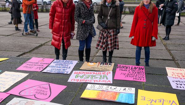 Женщины в Риге 8 Марта вышли на улицы с правозащитными лозунгами. - Sputnik Латвия