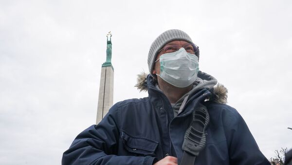 Видеооператор возле памятника Свободы в Риге 16 марта 2020 года - Sputnik Latvija
