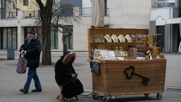Продавец сувениров в Старой Риге после введения черезвычайного положения из-за коронавируса - Sputnik Latvija