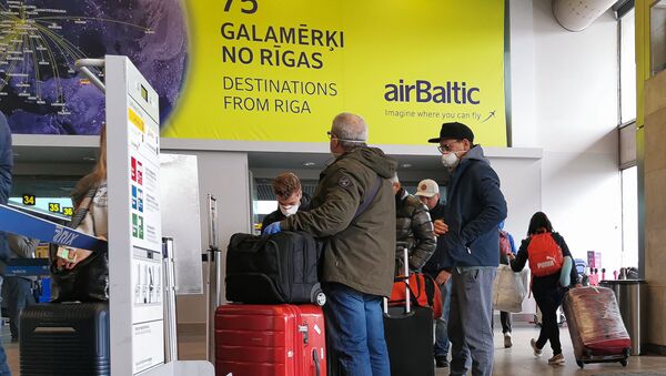 Пассажиры в масках в аэропорту Рига - Sputnik Latvija