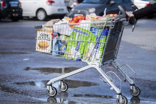 Покупатель с тележкой, наполненной продуктами в супермаркете в Германии - Sputnik Латвия