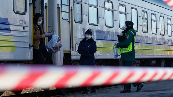 Пассажиры поезда Киев-Рига выходят из вагона - Sputnik Latvija