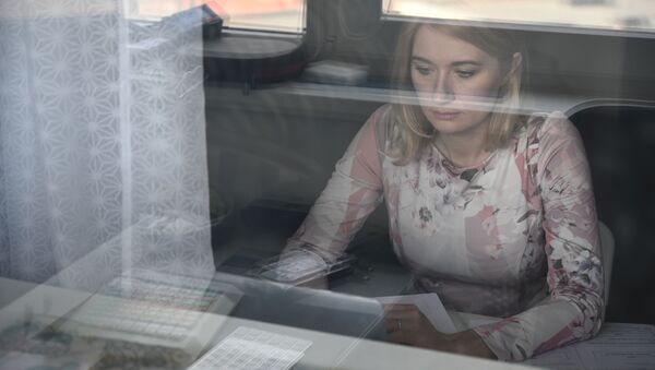 Женщина на удаленной работе у себя дома в Ростове-на-Дону - Sputnik Латвия