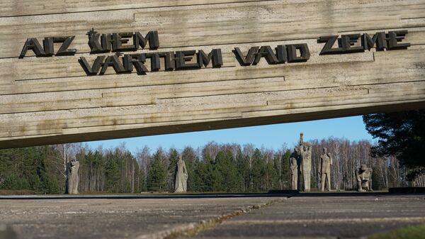 Мемориал памяти жертв нацизма в Саласпилсе, Латвия. Надпись: За этими воротами стонет земля - Sputnik Латвия