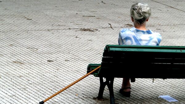 Пожилая женщина на скамейке - Sputnik Латвия