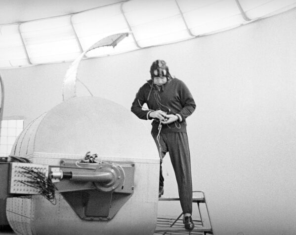 Космонавт Алексей Леонов перед тренировкой в центрифуге, 1963 год - Sputnik Латвия