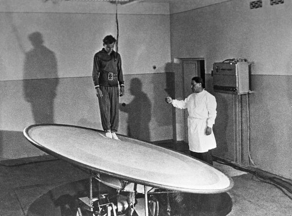 Космонавт Герман Титов во время тренировки, 1961 год - Sputnik Латвия