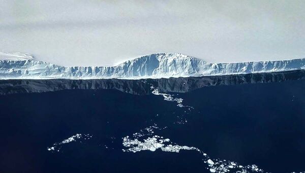 Отображение западного края айсберга А-68 в спокойной воде  - Sputnik Латвия