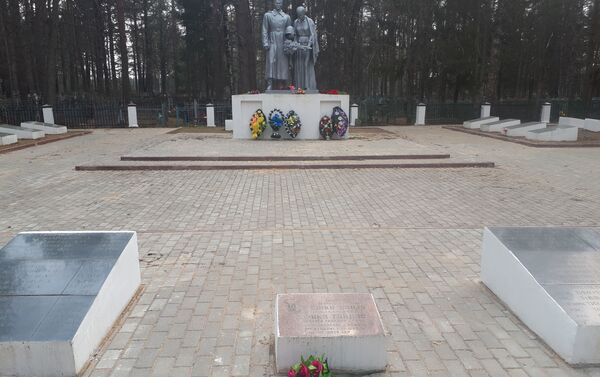 Brāļu kapi Krievijas Federācijas Tveras apgabala Maksatihas ciematā. - Sputnik Latvija