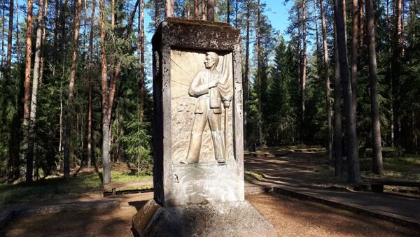 Памятник на кладбище жертв нацистского террора на горке Пинес под городом Валка - Sputnik Латвия