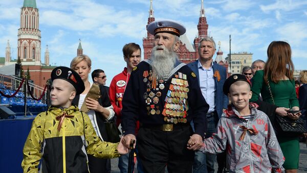Ветеран с детьми перед началом военного парада в ознаменование 70-летия Победы в Великой Отечественной войне 1941-1945 годов - Sputnik Latvija