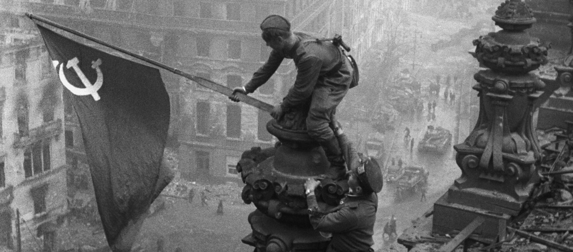 Знамя Победы над Рейхстагом в Берлине, 1945 год - Sputnik Latvija, 1920, 21.11.2020