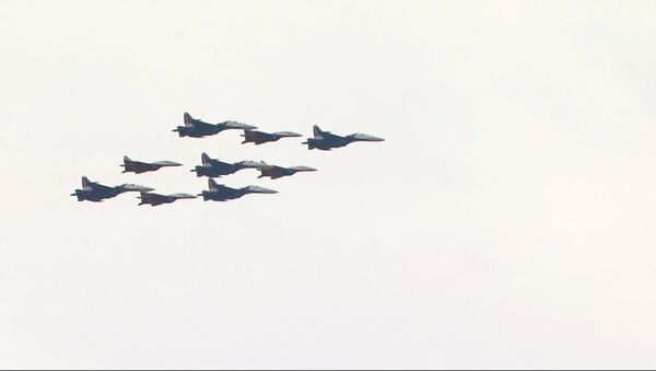 Истребители в небе над Москвой готовятся к параду Победы - Sputnik Латвия