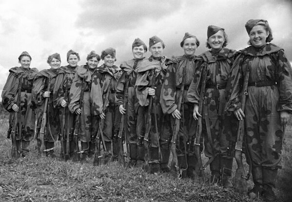 Группа девушек-снайперов, добровольцев Красной Армии - Sputnik Латвия