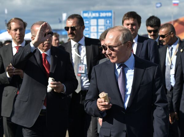 Президент России Владимир Путин и президент Турции Реджеп Тайип Эрдоган (слева) с мороженым во время посещения Международного авиакосмического салона МАКС-2019, 27 августа 2019 года. - Sputnik Латвия