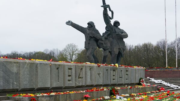 Цветы у памятника Освободителям в Риге 9 мая - Sputnik Латвия