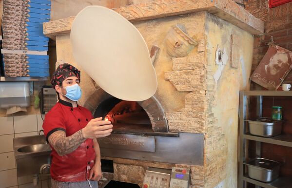 Приготовление пиццы в ресторане после облегчения карантинных мер в Германии - Sputnik Латвия