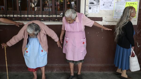 Женщины в очереди на регистрацию по программе социальной помощи, Озумба, Мексика - Sputnik Latvija