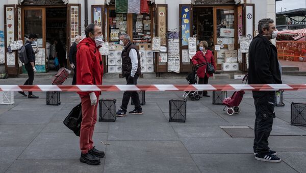 Люди соблюдают социальную дистанцию в очереди на продовольственном рыке Porta Palazzo в Турине, Италия - Sputnik Latvija