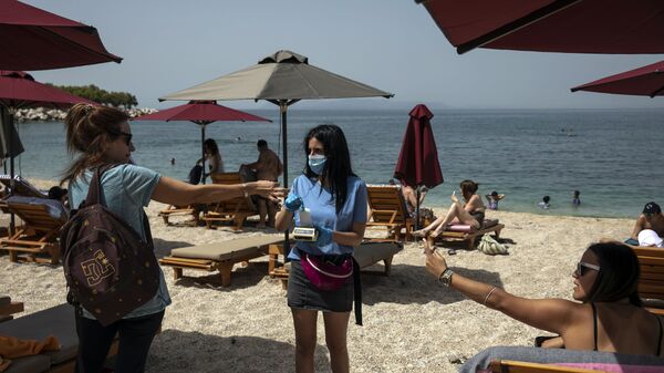 Отдыхающие во время аренды шезлонгов на пляже в Греции   - Sputnik Latvija