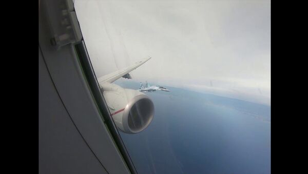 Видео встречи американского самолета-разведчика российскими Су-35 в небе - Sputnik Латвия