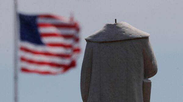 Протестующие обезглавили монумент первооткрывателя Америки Христофора Колумба в Бостоне - Sputnik Latvija