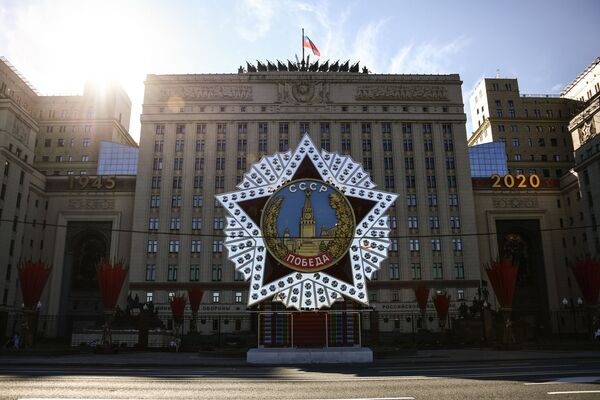 Декорация в виде ордена Победы у здания министерства обороны в Москве - Sputnik Латвия