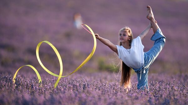 Девочка с лентой на лавандовом поле в Крыму - Sputnik Латвия