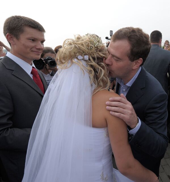 Президент РФ Дмитрий Медведев поздравляет молодоженов со вступлением в брак, Биробиджан, 2010 год - Sputnik Латвия
