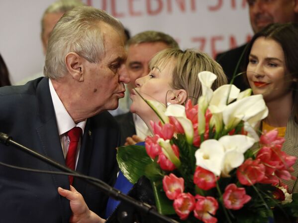 Политик Милош Земан целует жену после президентских выборов в Праге, 2018 год  - Sputnik Латвия