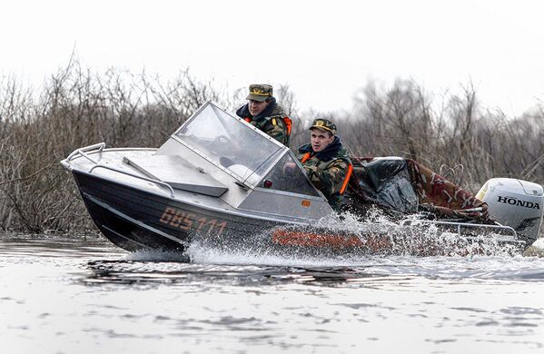 Сотрудники милиции патрулируют Припять на быстроходном катере - Sputnik Латвия