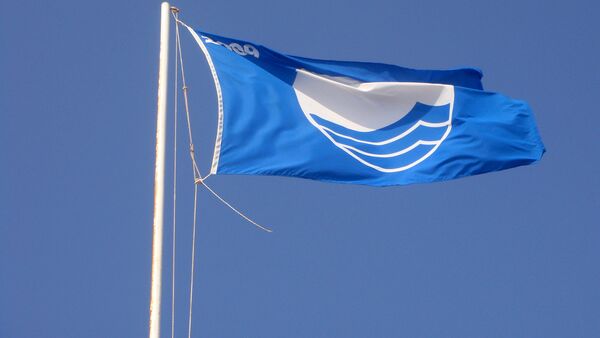Starptautisko Zilā karoga kvalitātes zīmi šogad saņēmušas 486 Grieķijas pludmales - Sputnik Latvija