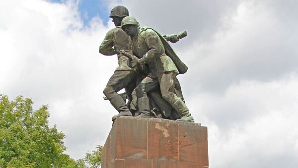 Памятник советским воинам в Варшаве - Sputnik Латвия