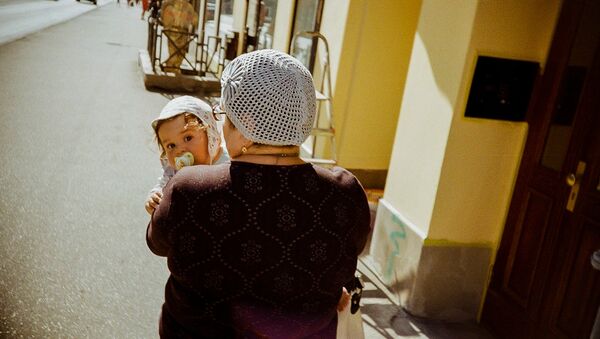Ребенок на руках у женщины - Sputnik Латвия