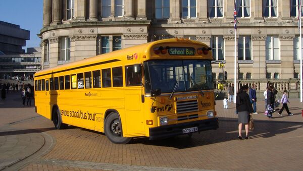 Школьный автобус возле здания школы в Великобритании. - Sputnik Латвия