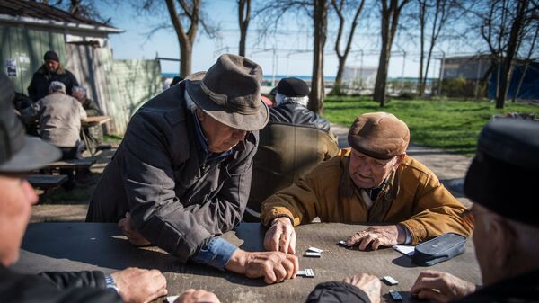 Пенсионеры играют в домино - Sputnik Латвия
