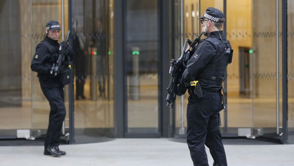 Спецподразделение полиции патрулирует здание суда Олд-Бейли в Лондоне - Sputnik Латвия