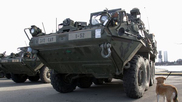 Американские бронетранспортеры Stryker на показательном марше военнослужащих армии США Dragoon Ride в Латвии - Sputnik Латвия