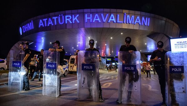 На месте теракта в международном аэропорту Ататюрка в Стамбуле, Турция - Sputnik Latvija