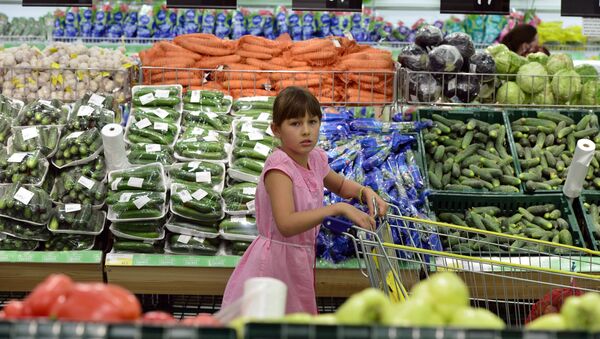 Девочка в овощном отделе гипермаркета - Sputnik Latvija