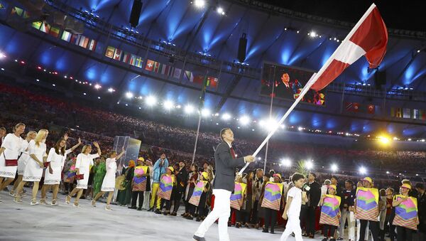 Велогонщик Марис Штромбергс несет флаг Латвии на церемонии открытия Олимпийских игр в Рио - Sputnik Латвия