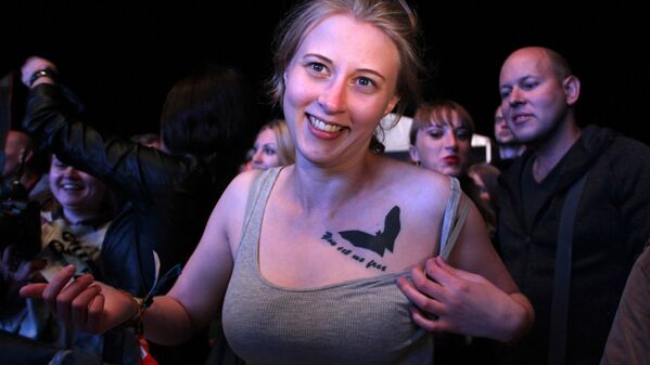 Девушка показывает татуировку на фестивале Kubana - Sputnik Латвия